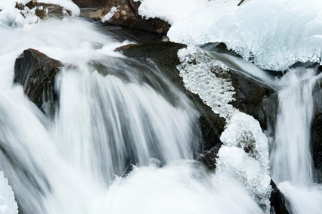 una pequeña cascada activa corriente de montaña limpia paisaje de invierno nevado fondo de vida silvestre