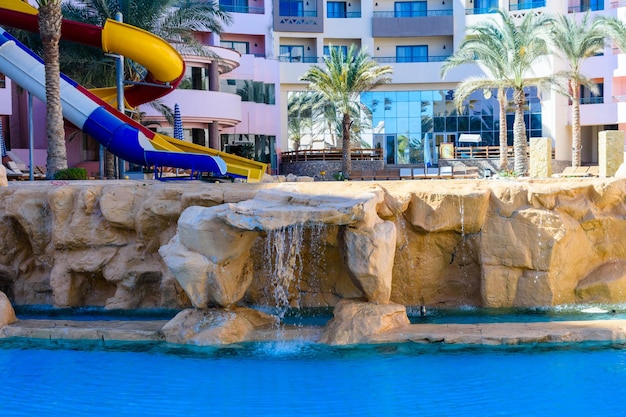 Pequeña cascada de agua turquesa en la piscina del hotel