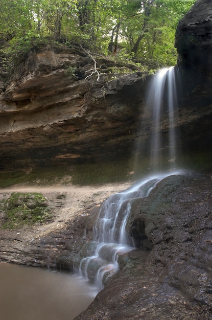 Pequeña cascada borrosa