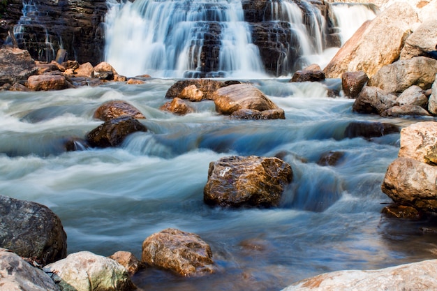 Pequeña cascada en chorro de agua