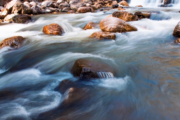 Pequeña cascada en chorro de agua