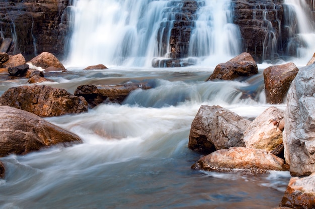 Pequeña cascada en chorro de agua