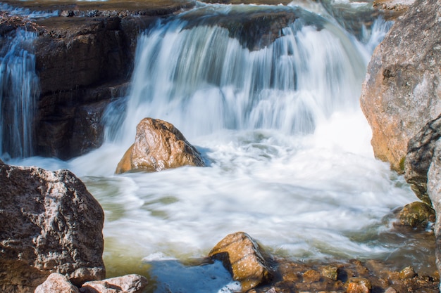 Pequeña cascada en chorro de agua