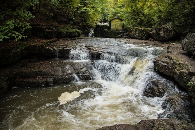 Una pequeña cascada desemboca en el río.