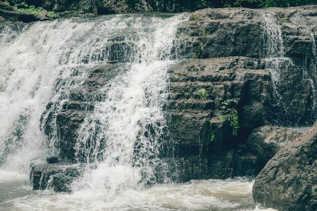 Una pequeña cascada desemboca en el río.