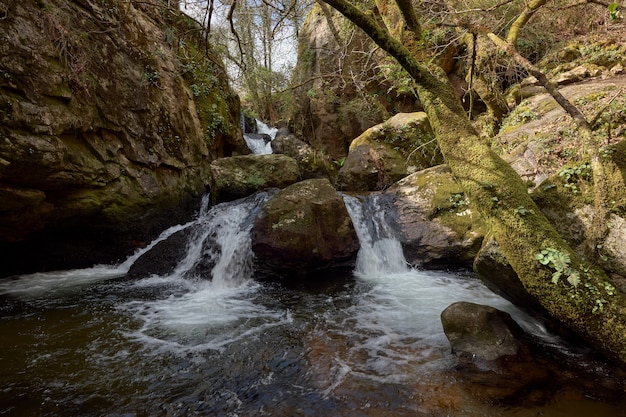 Pequeña cascada formada por el río Teo en la zona de Galicia, España.