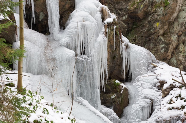 Pequeña cascada con hielo y carámbanos Impresionante paisaje invernal