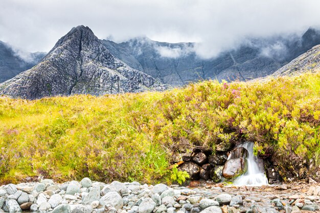 Foto pequeña cascada en la isla de skye