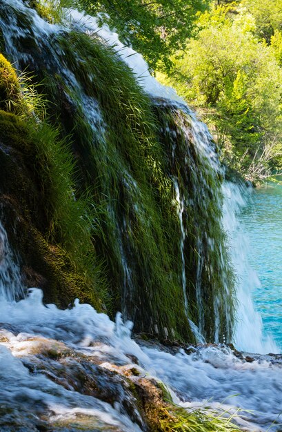 Pequeña cascada y lago azul en el Parque Nacional de los Lagos de Plitvice (Croacia).