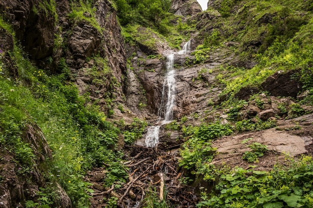 Pequeña cascada en las montañas del Cáucaso