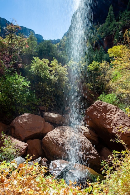 Foto pequeña cascada en el parque nacional zion