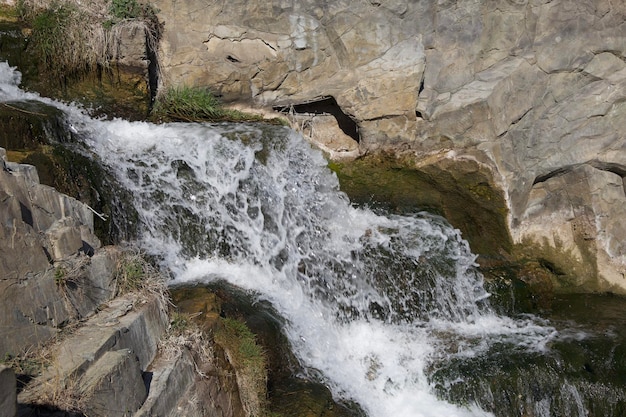 una pequeña cascada entre las piedras