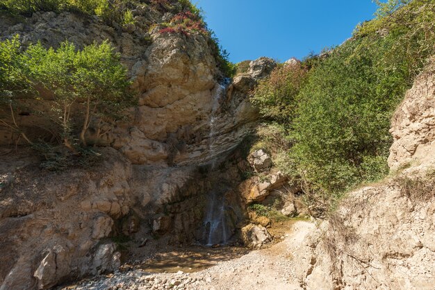 Pequeña cascada en las tierras altas