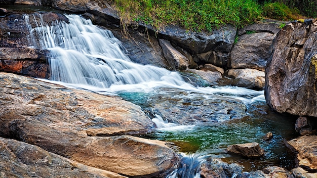 Pequeña cascada tropical