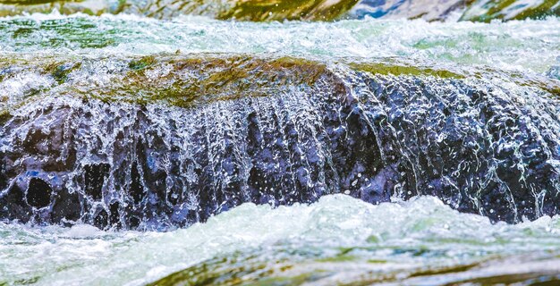 Una pequeña cascada en verano.