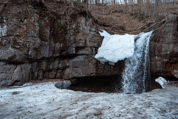 Pequeña cascada en una zona rocosa en primavera Medio ambiente Naturaleza salvaje