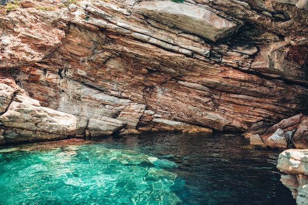 Pequena caverna rasa em Thassos, Grécia