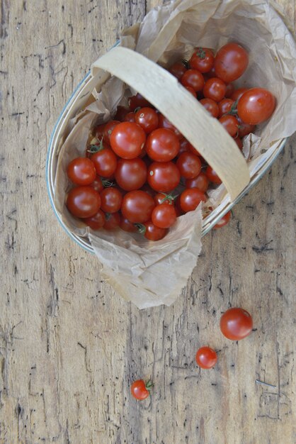 pequena cesta cheia de tomate cereja