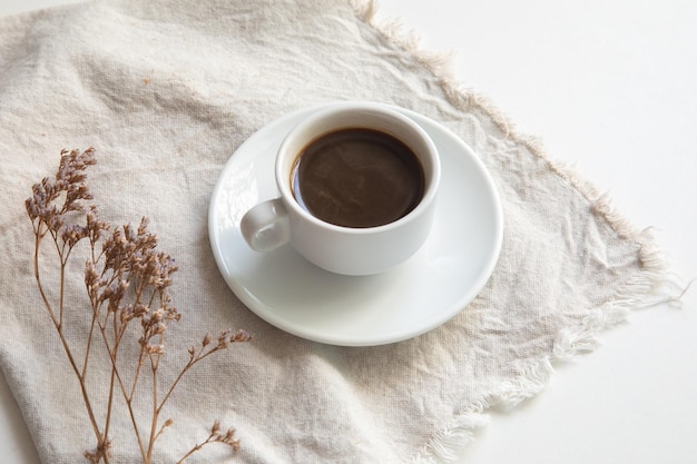 Pequena chávena de café com biscoitos de manhã bebida comida bebida cafeína