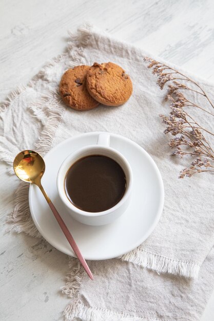 Pequena chávena de café com biscoitos de manhã bebida comida bebida cafeína