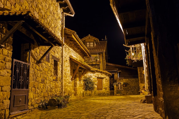 Foto pequena cidade charmosa na espanha rural, ideal para férias