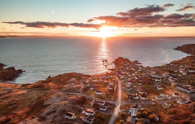 Pequena cidade costeira na costa leste do oceano Atlântico fundo da natureza aérea