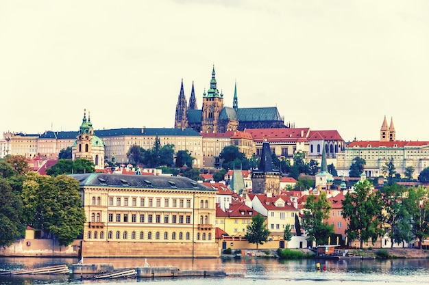 Pequena Cidade de Praga com o Palácio de Liechtenstein Castelo de Praga a