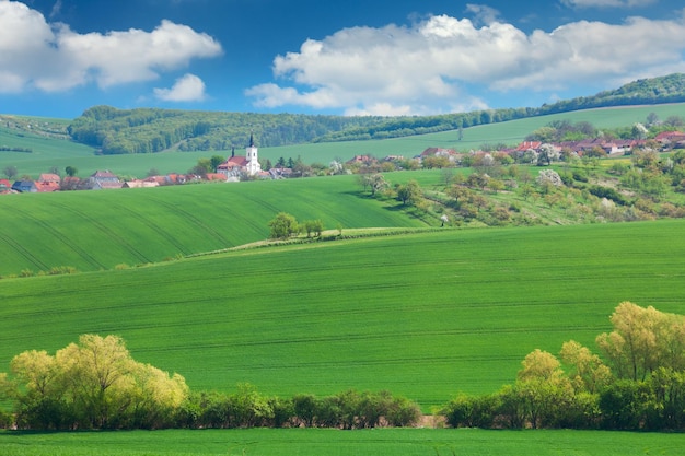 Pequena cidade europeia e conceito de férias de verão da natureza