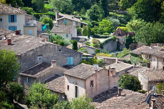 Pequena cidade francesa na vista de Provence de cima Tiro horizontal filtrado