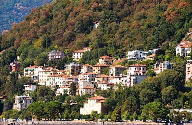 Pequena cidade na colina verde no verão Itália