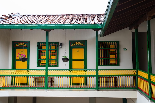 Pequena cidade na Colômbia com casas coloridas