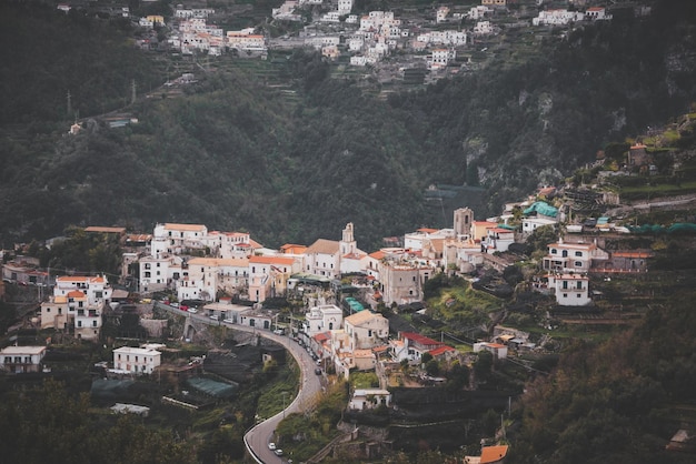 Pequena cidade nas montanhas vista de Ravello, na costa de Amalfi, na Itália