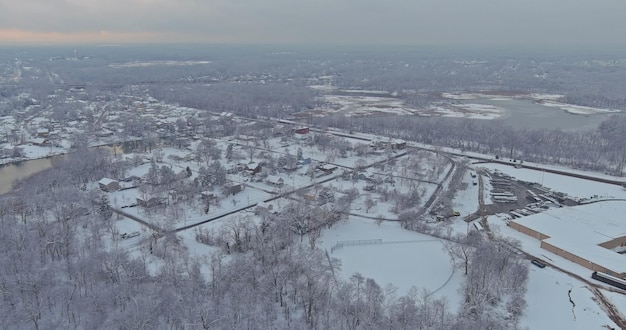 Pequena cidade residencial nevada durante um inverno após a tempestade de neve no maravilhoso cenário de inverno com telhado