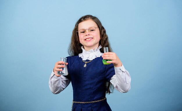 Pequena cientista com frasco de teste de volta à escola educação e conhecimento criança estuda lição de biologia Descubra pesquisas científicas futuras no laboratório Pequena garota genial A química é divertida