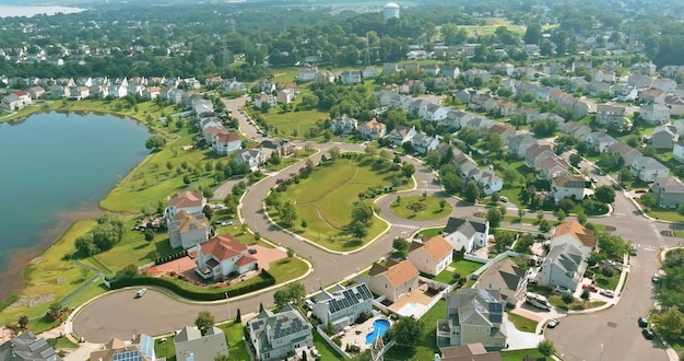 Pequeña ciudad americana cerca del estanque en Sayreville New Jersey