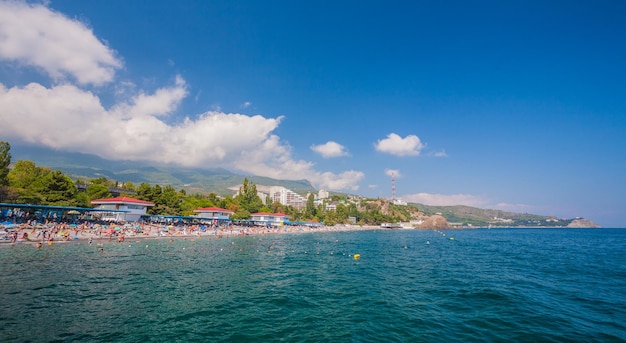 Pequeña ciudad en la costa del Mar Negro contra el cielo azul con nubes