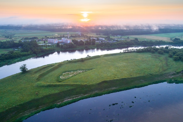 Pequeña ciudad Dzisna con una isla donde hace mucho tiempo fue un antiguo castillo