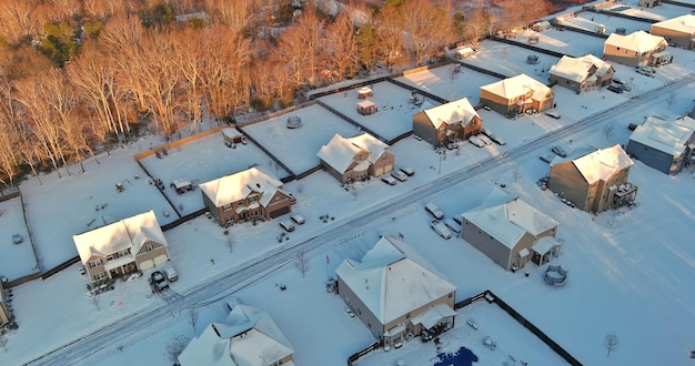 Pequeña ciudad estadounidense en carolina del sur después de la nevada acompañada de una increíble vista aérea de sno