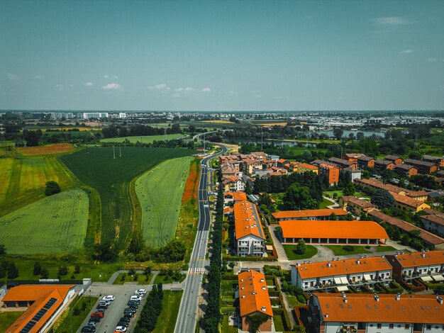 Pequeña ciudad italiana de Poasco cerca de Milán Drone foto en un día soleado de verano