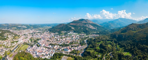 Pequeña ciudad de Lourdes en Francia