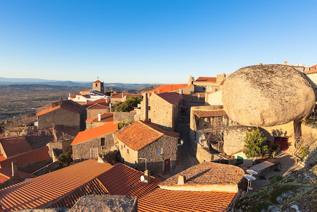 Pequeña ciudad Monsanto en las montañas portuguesas