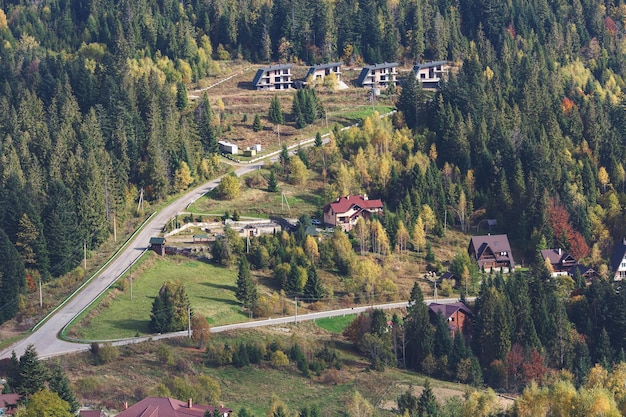 Pequeña ciudad turística en el bosque en las montañas