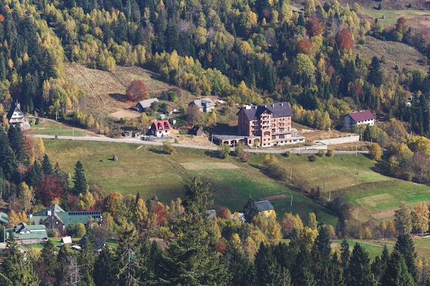 Pequeña ciudad turística en el bosque en las montañas