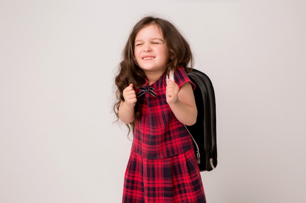 pequeña colegiala sonriendo