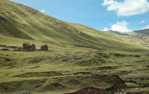 Pequena comunidade isolada nos andes peruanos cercada por uma paisagem pitoresca