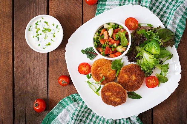 Pequena costela de frango com vegetais em um prato