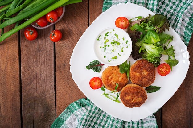 Pequena costela de frango com vegetais em um prato