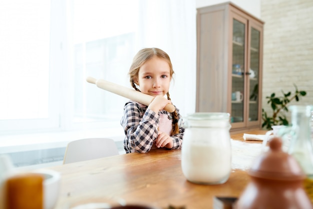 Pequena cozinheira com rolo