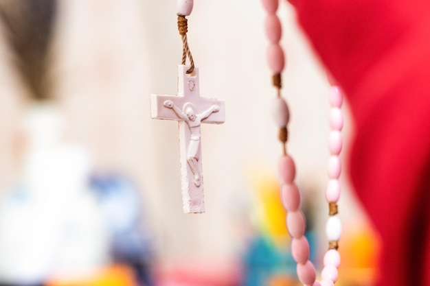 Foto una pequeña cruz con la crucifixión de jesús en cuentas