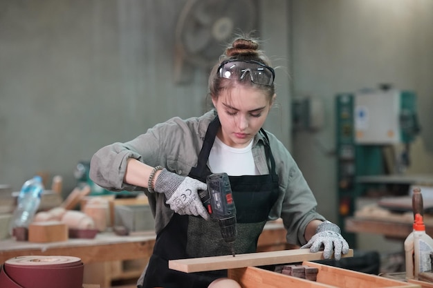 Pequena empresa de uma jovem em fundo de oficina de móveis